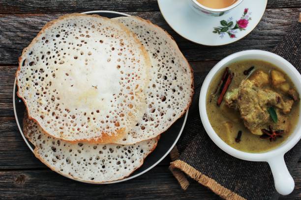 appam /palappam mit hammel-eintopf - kerala osterfrühstück - non veg stock-fotos und bilder