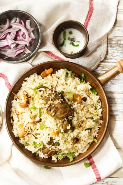 malabar lamb / hammel biryani serviert mit joghurt-dip - non veg stock-fotos und bilder