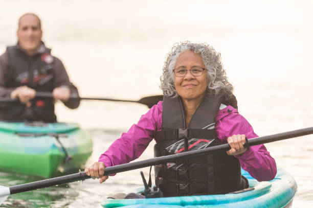 오 레 곤 코스트 카약 모험! - women kayaking life jacket kayak 뉴스 사진 이미지