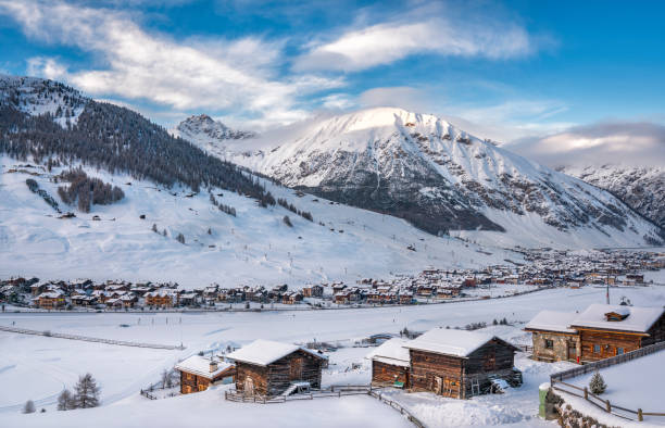 stazione sciistica alpina e piste da sci in inverno, livigno - lombardia immagine foto e immagini stock