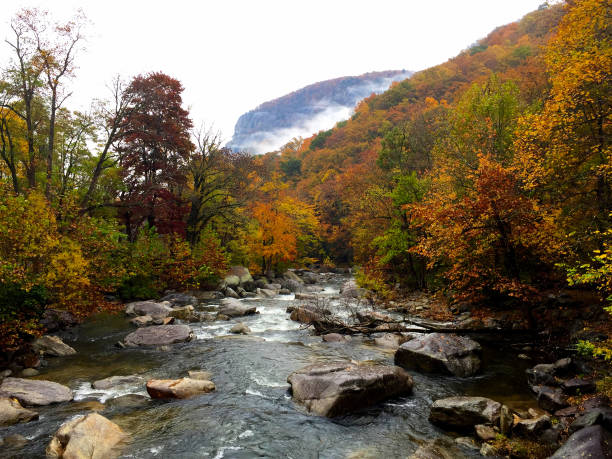 下からチムニー ロック - north carolina mountain river autumn ストックフォトと画像