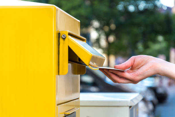 Throwing a letter in a german yellow mailbox