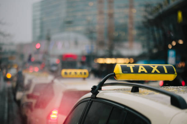 fahrzeuge, die sich im winter auf der stadtstraße bewegen - taxi germany car public transportation stock-fotos und bilder