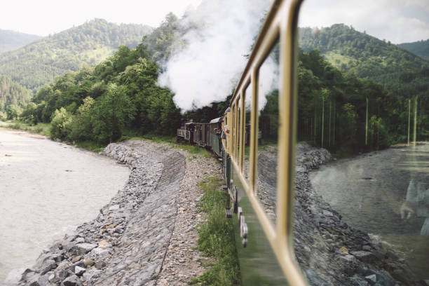 trem de locomotiva à moda antiga emitindo fumaça - 5412 - fotografias e filmes do acervo