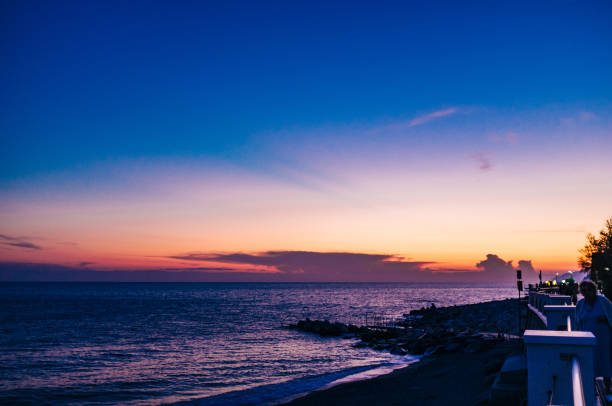 malerischem blick auf das meer, die gegen himmel bei sonnenuntergang - 5412 stock-fotos und bilder