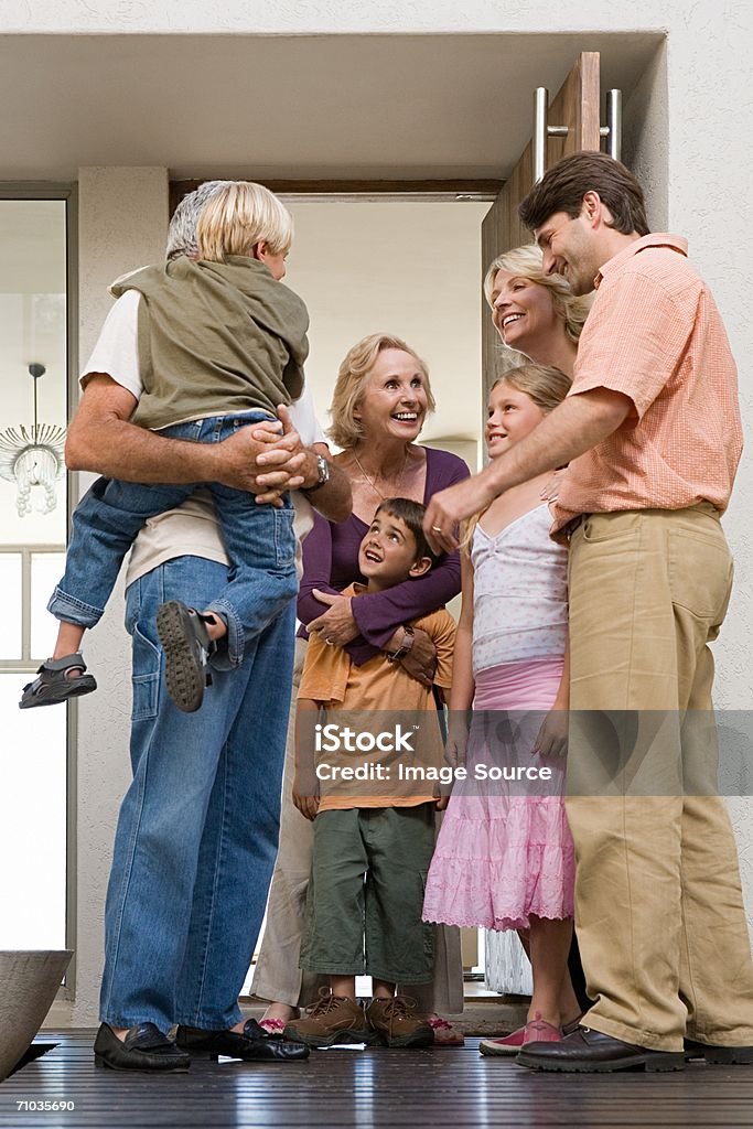 Retrato de familia de tres generaciones - Foto de stock de Abuelos libre de derechos