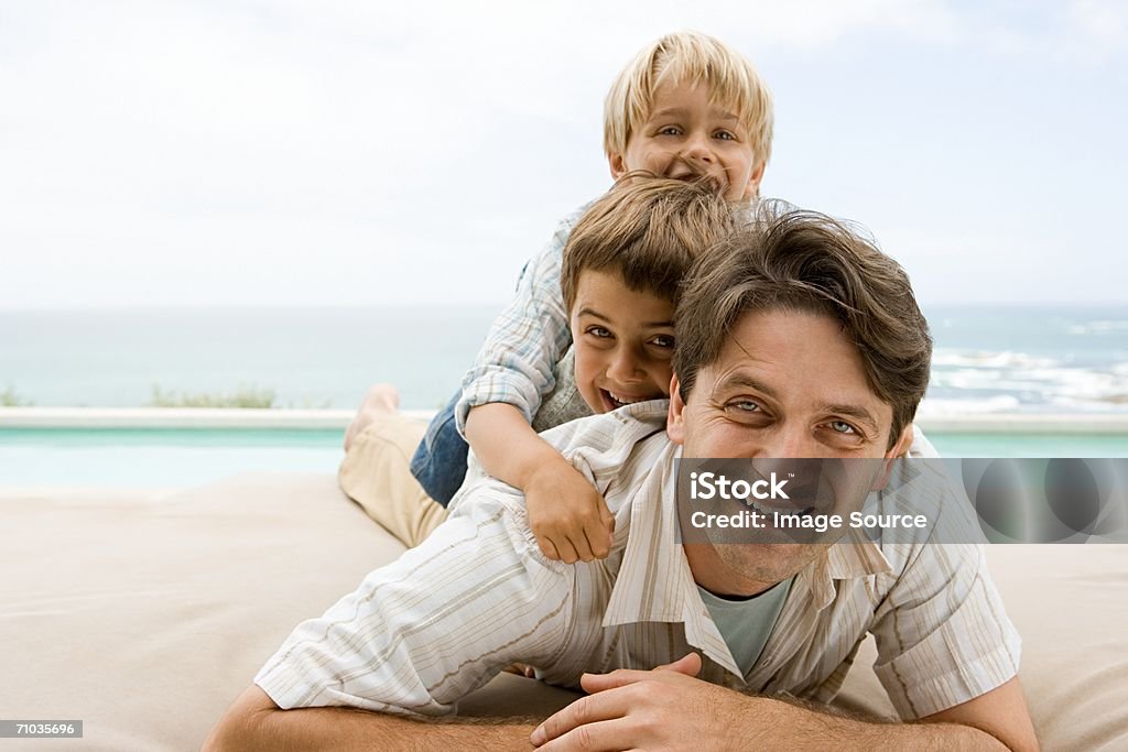 Portrait d'un père et ses deux fils - Photo de Adulte libre de droits