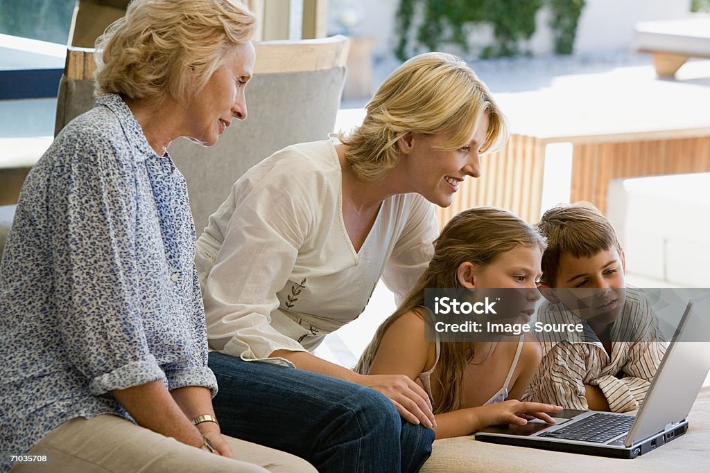 Family using a laptop computer - 로열티 프리 4 명 스톡 사진