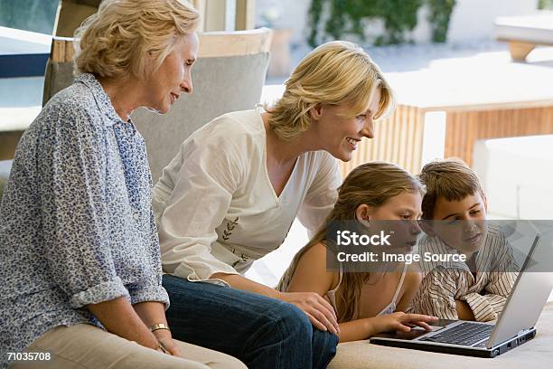 Family Using A Laptop Computer 4 명에 대한 스톡 사진 및 기타 이미지 - 4 명, 가족, 감정