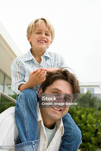 Pai Com O Filho No Ombro - Fotografias de stock e mais imagens de Adulto - Adulto, Adulto maduro, Amor