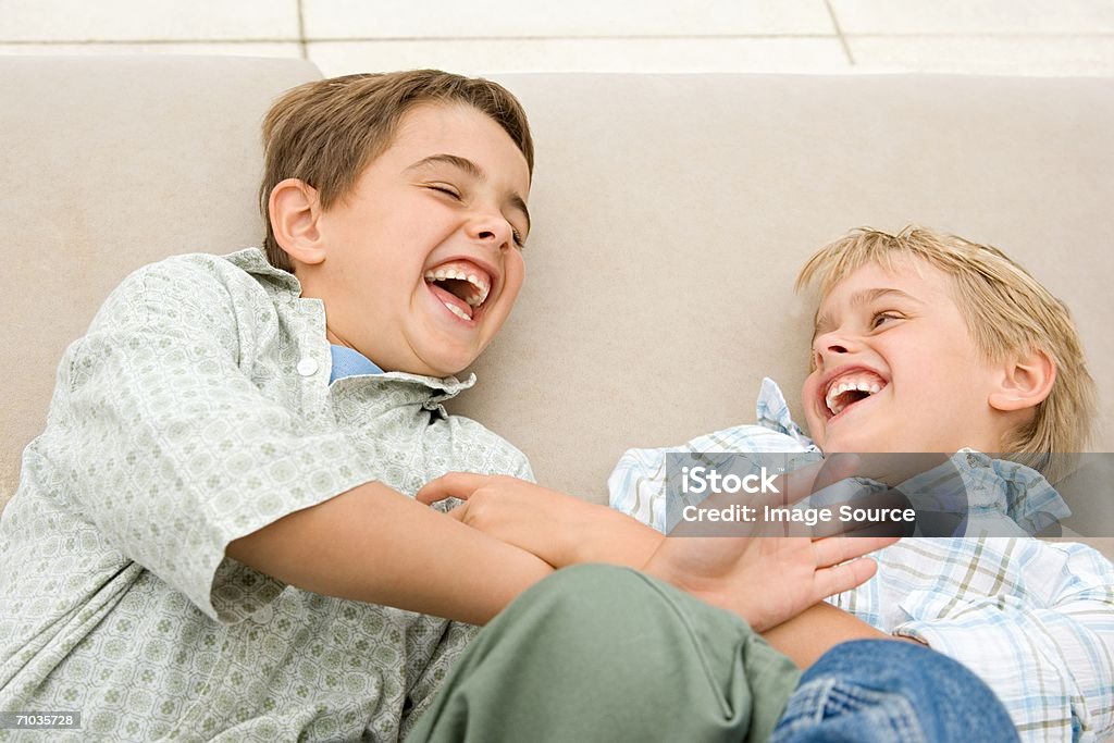 Two brothers tickling each other - Foto de stock de Amizade royalty-free