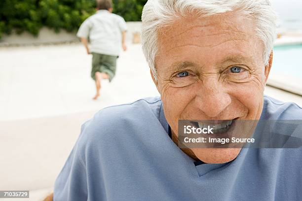 Grandparent With Child Playing In Background 조부모에 대한 스톡 사진 및 기타 이미지 - 조부모, 2명, 가족