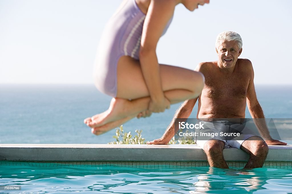 Jovem Menina mergulhando na piscina - Royalty-free Mergulhar para a água Foto de stock