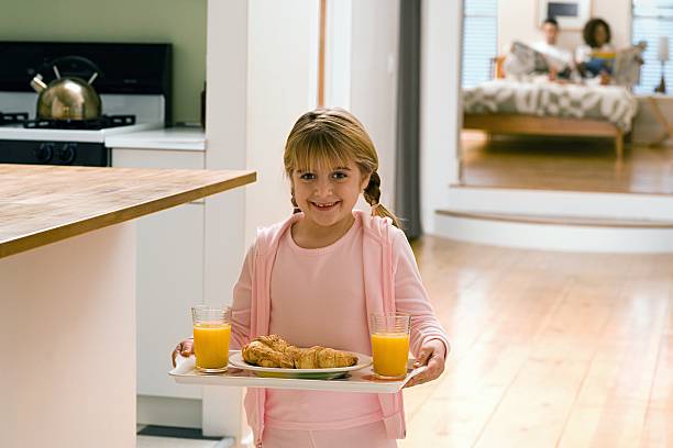 девушки в кухне носить поднос �завтрак на - newspaper reading mother women стоковые фото и изображения