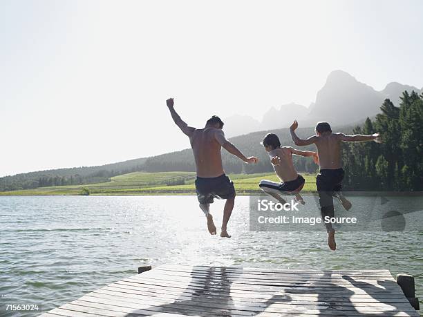 ファミリーに飛び込む Fijord - 家族のストックフォトや画像を多数ご用意 - 家族, 湖, 夏