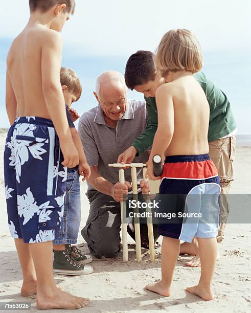 Famiglia Gioco Di Cricket - Fotografie stock e altre immagini di Cricket - Cricket, Spiaggia, Famiglia