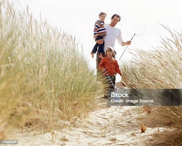 Family Holding Fishing Nets 2세대 가족에 대한 스톡 사진 및 기타 이미지 - 2세대 가족, 3 명, 30-39세