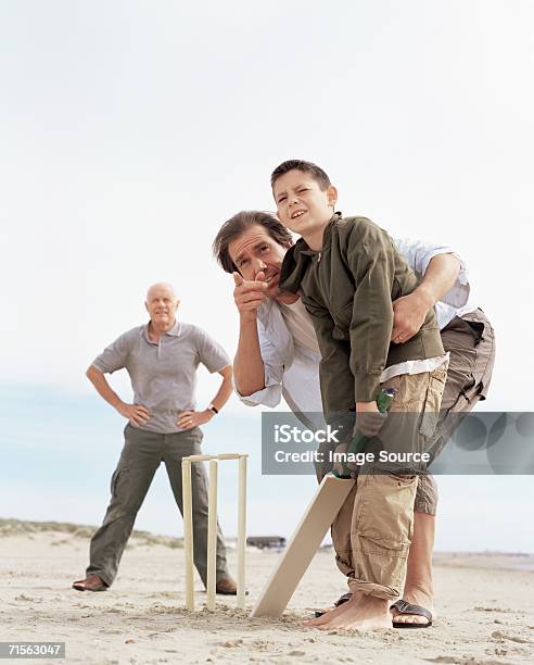 Família Brincando De Críquete - Fotografias de stock e mais imagens de Críquete - Críquete, Família, Praia