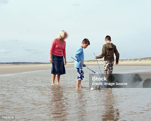 Família De Pesca - Fotografias de stock e mais imagens de Adulto - Adulto, Ao Ar Livre, Avó