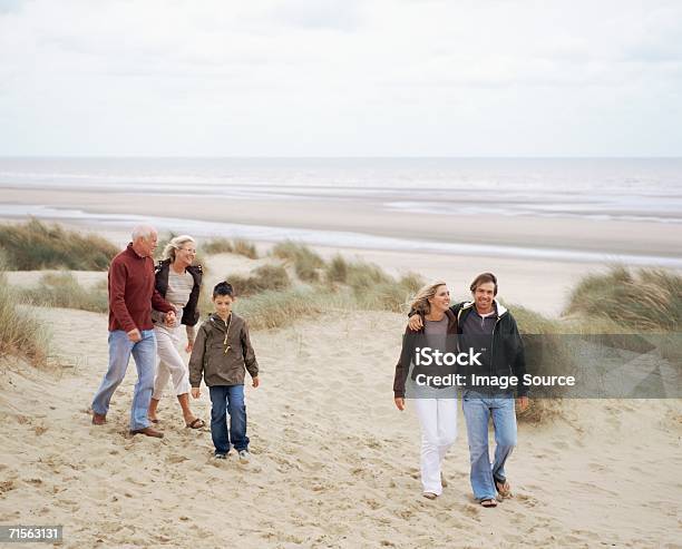 家族のビーチに沿って歩く - 冷たいのストックフォトや画像を多数ご用意 - 冷たい, 天気, 屋外
