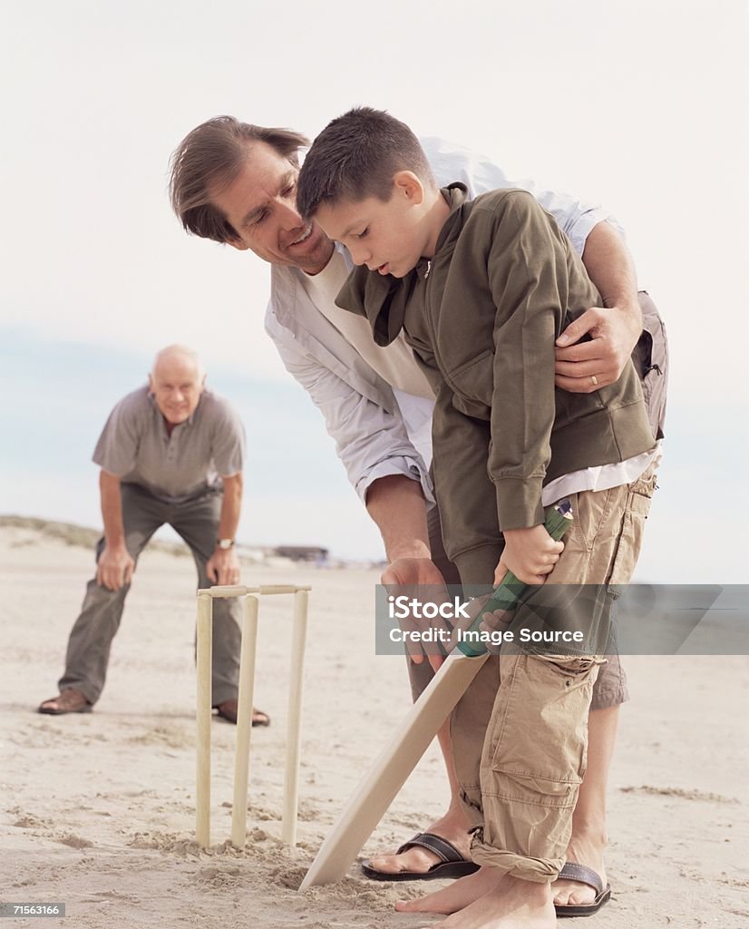 Семья, играть в крикет - Стоковые фото Крикет роялти-фри