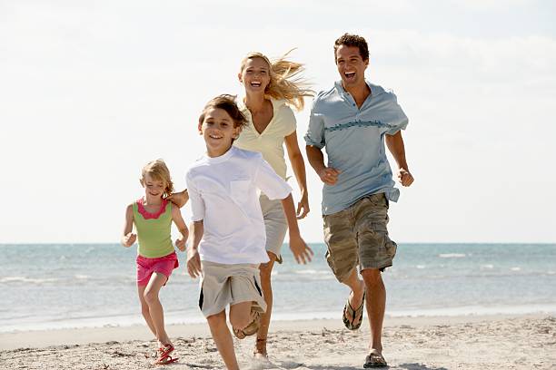 famille courir sur la plage - generation gap photos et images de collection