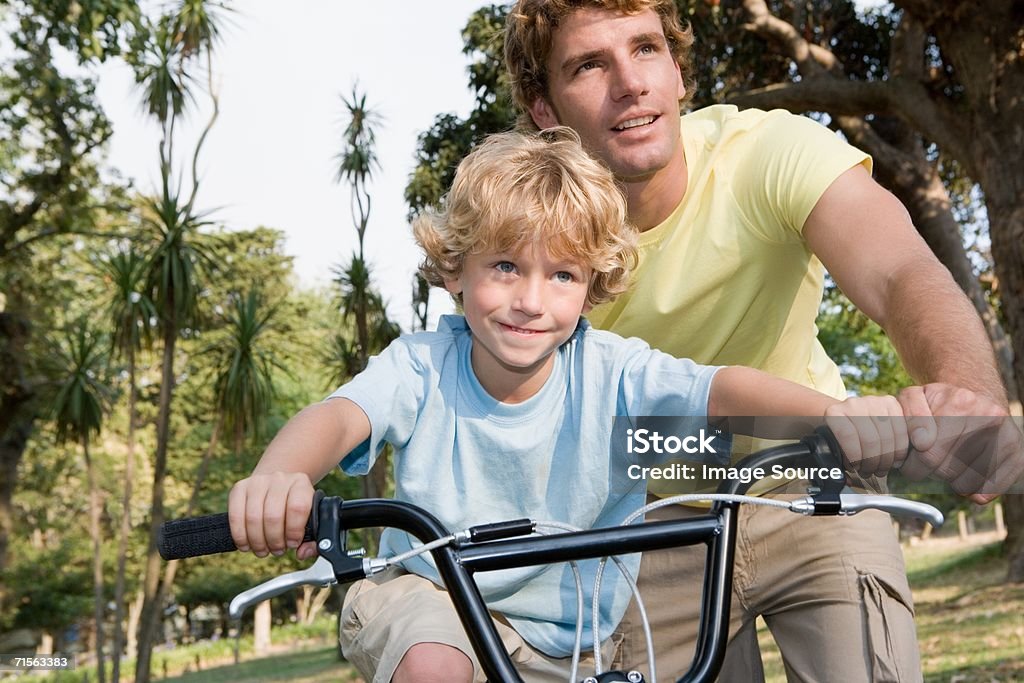 Father helping son to ride bicycle - 로열티 프리 두발자전거 스톡 사진