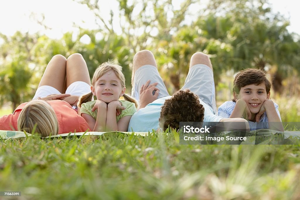 Crianças e pais de Dormir - Royalty-free Adulto Foto de stock