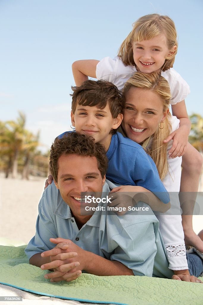 Famiglia in una coperta - Foto stock royalty-free di Catasta