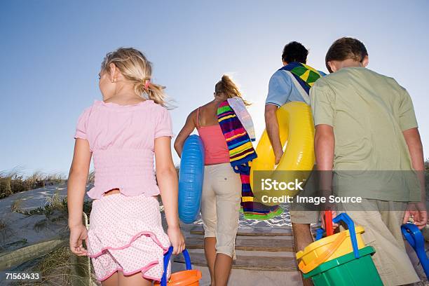 Familia Salir De La Playa Foto de stock y más banco de imágenes de El Fin - El Fin, Verano, Familia