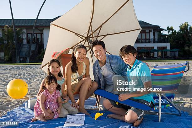 Famiglia Sulla Spiaggia - Fotografie stock e altre immagini di Famiglia - Famiglia, Famiglia di due generazioni, Ombrello