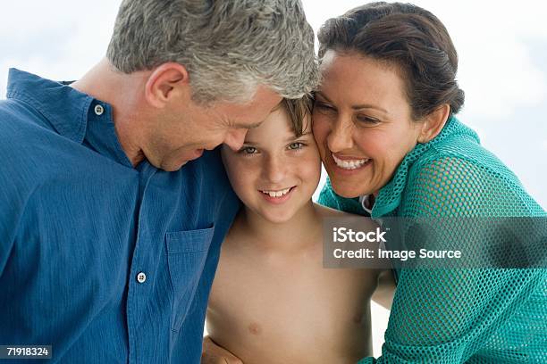 少年とご両親 - 3人のストックフォトや画像を多数ご用意 - 3人, カメラ目線, カラー画像