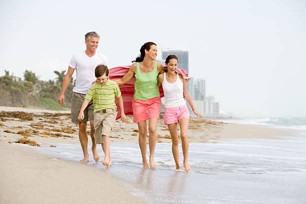 família caminhando na praia - adult couple four people urban scene - fotografias e filmes do acervo