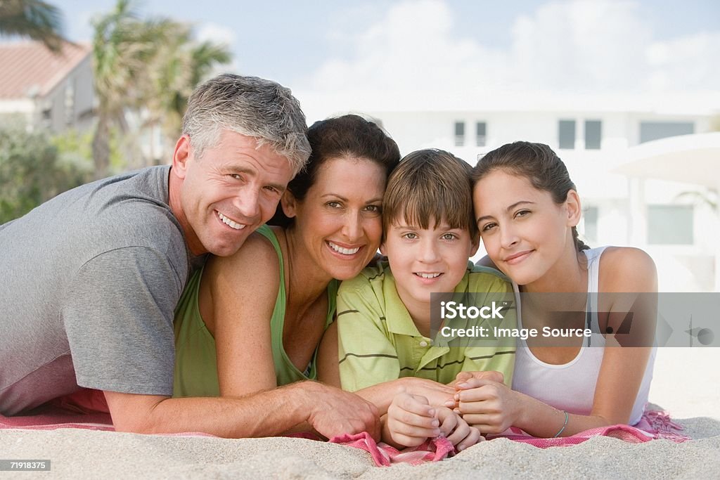 Rodzina na plaży - Zbiór zdjęć royalty-free (Różnica pokoleń)
