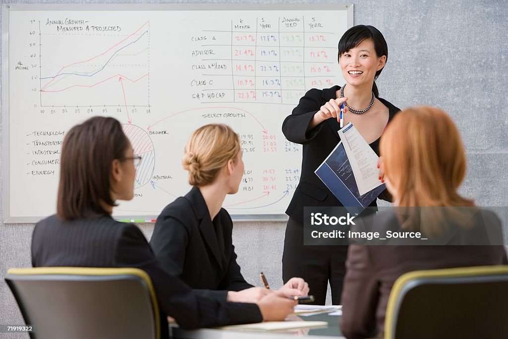 Jeune femme donner cours - Photo de Professeur d'université libre de droits