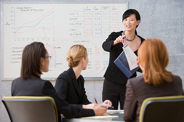 若い女性ギブ授業 - professor teacher female blackboard ストックフォトと画像