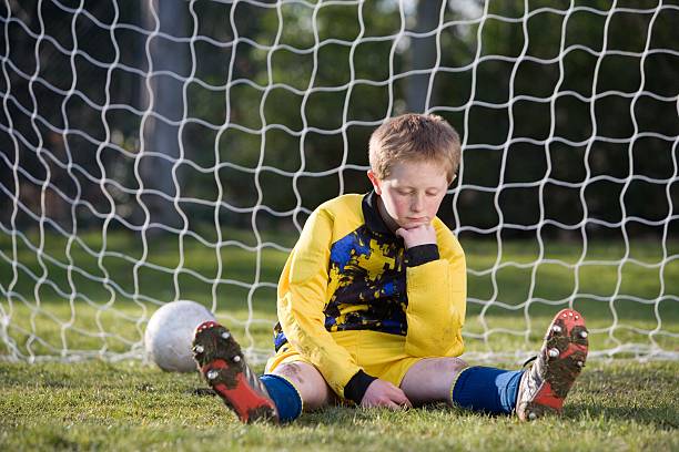 gardien de but - playing field kids soccer goalie soccer player photos et images de collection