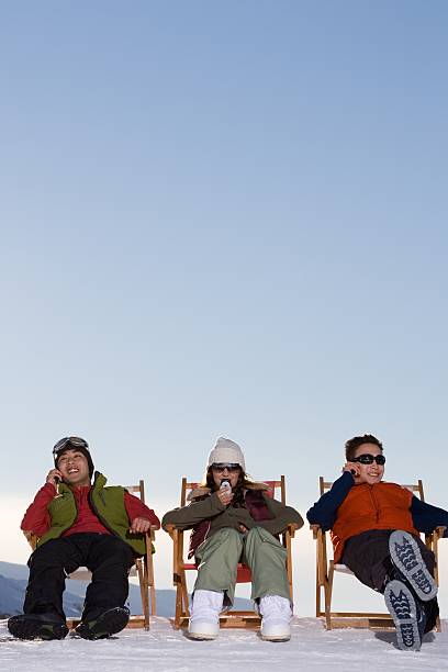 スノーボード携帯電話を使用して - apres ski copy space happiness smiling ストックフォトと画像