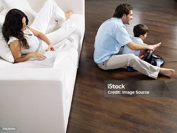 Familia Y Sábados En La Sala De Estar Foto de stock y más banco de imágenes de Familia - Familia, Suelo de madera, Cuarto de estar