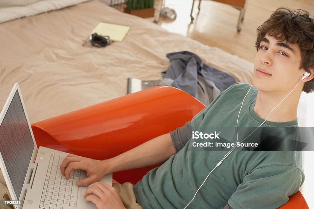 Rapaz adolescente usando computador portátil - Royalty-free Adolescente Foto de stock