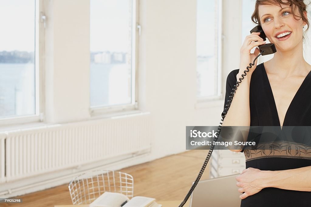 Mulher usando o telefone - Foto de stock de Adulto royalty-free