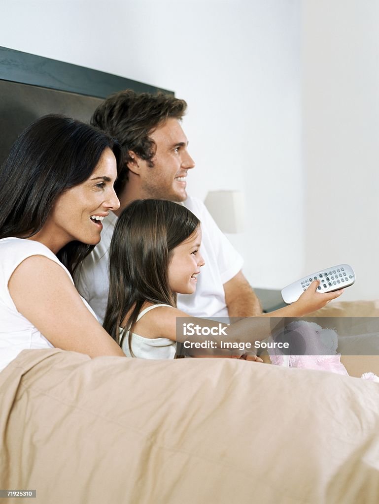 Familia viendo la televisión - Foto de stock de Familia libre de derechos