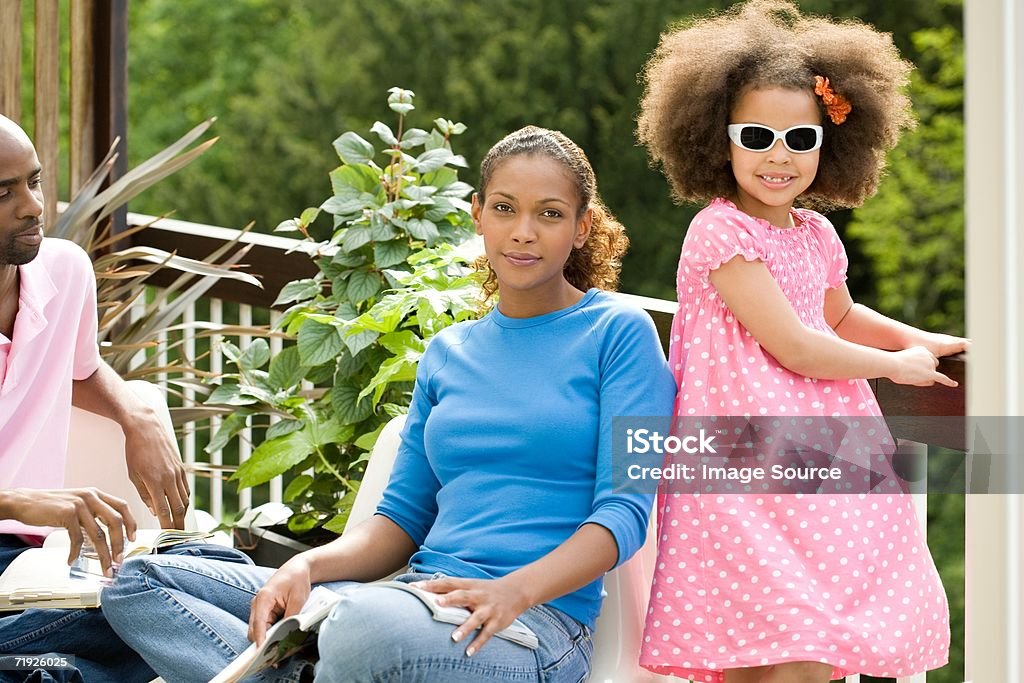 Famille dans le jardin - Photo de Adulte libre de droits