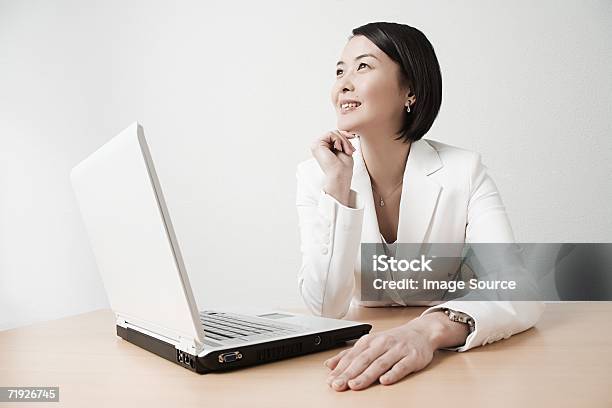 Geschäftsfrau Mit Laptop Stockfoto und mehr Bilder von Geschäftsleute - Geschäftsleute, Japan, Tagträumen