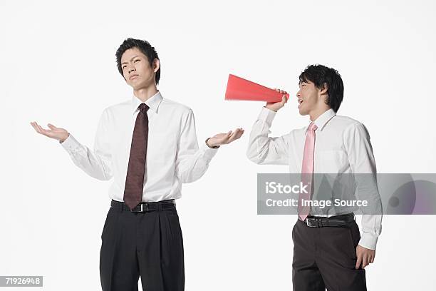 Man Shouting At Colleague With Megaphone - Fotografie stock e altre immagini di Giappone - Giappone, Affari, Scrollare le spalle