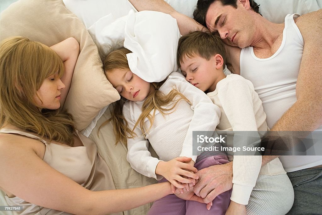 Dormitorio para toda la familia - Foto de stock de Cama de matrimonio libre de derechos