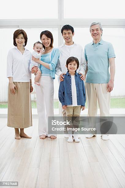 Счастливая Семья — стоковые фотографии и другие картинки Семья - Семья, Япония, В полный рост
