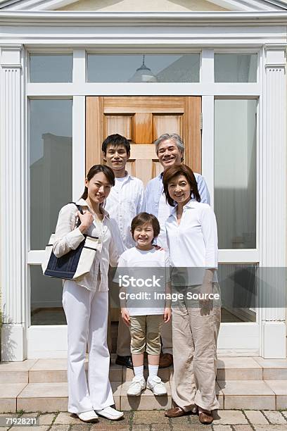 Famiglia In Piedi Fuori Casa - Fotografie stock e altre immagini di Giappone - Giappone, Famiglia, Ambientazione esterna