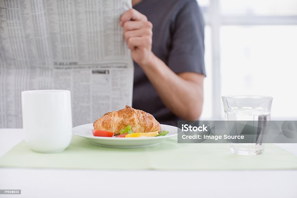 Hombre en el desayuno - Foto de stock de Adulto libre de derechos