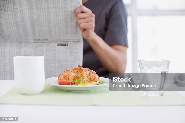 Hombre En El Desayuno Foto de stock y más banco de imágenes de Adulto - Adulto, Agarrar, Alimento